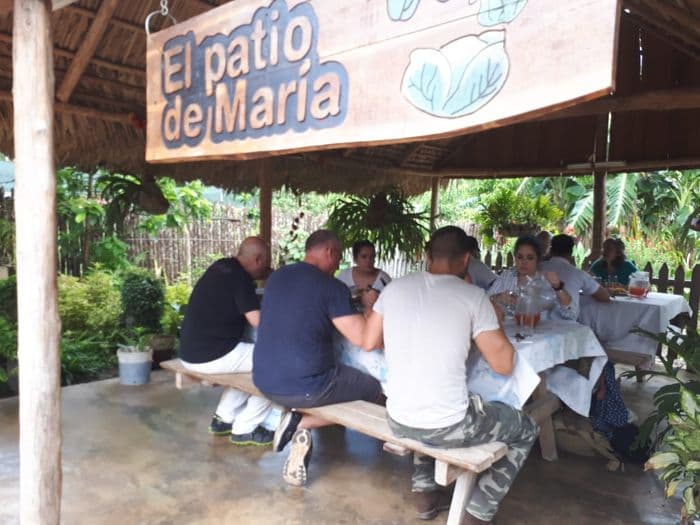 Almuerzo de viajeros en el Patio de Maria